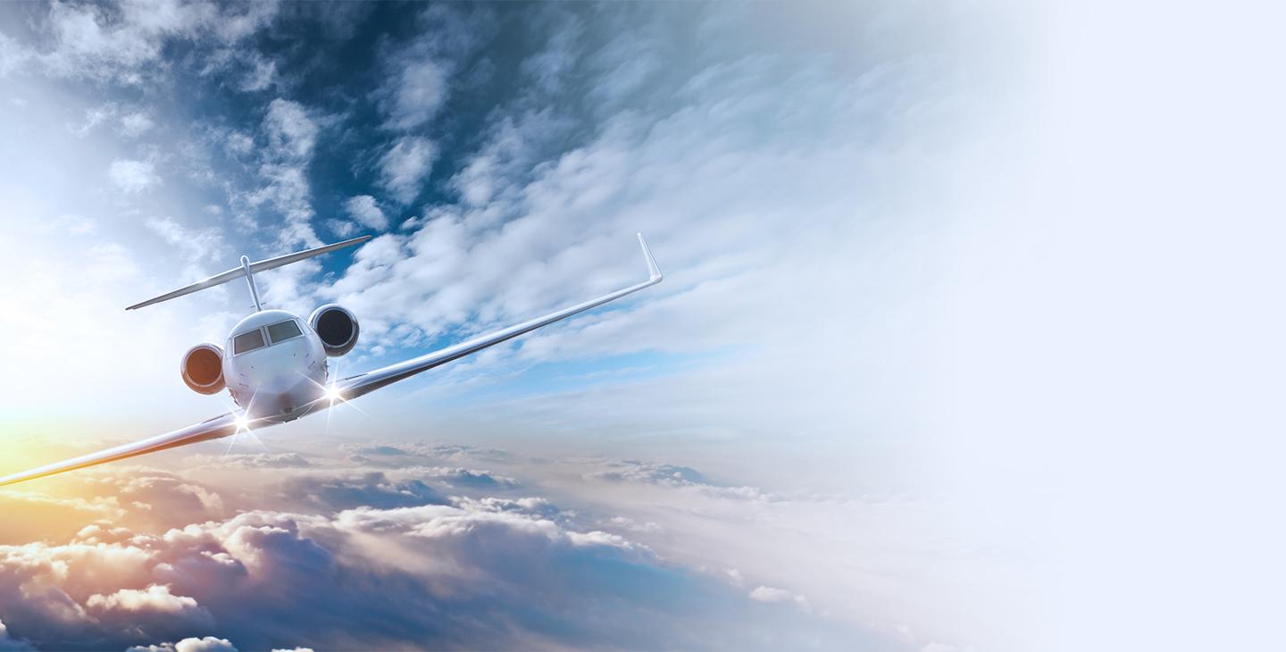 天空中飞过云层的飞机左侧的前视图