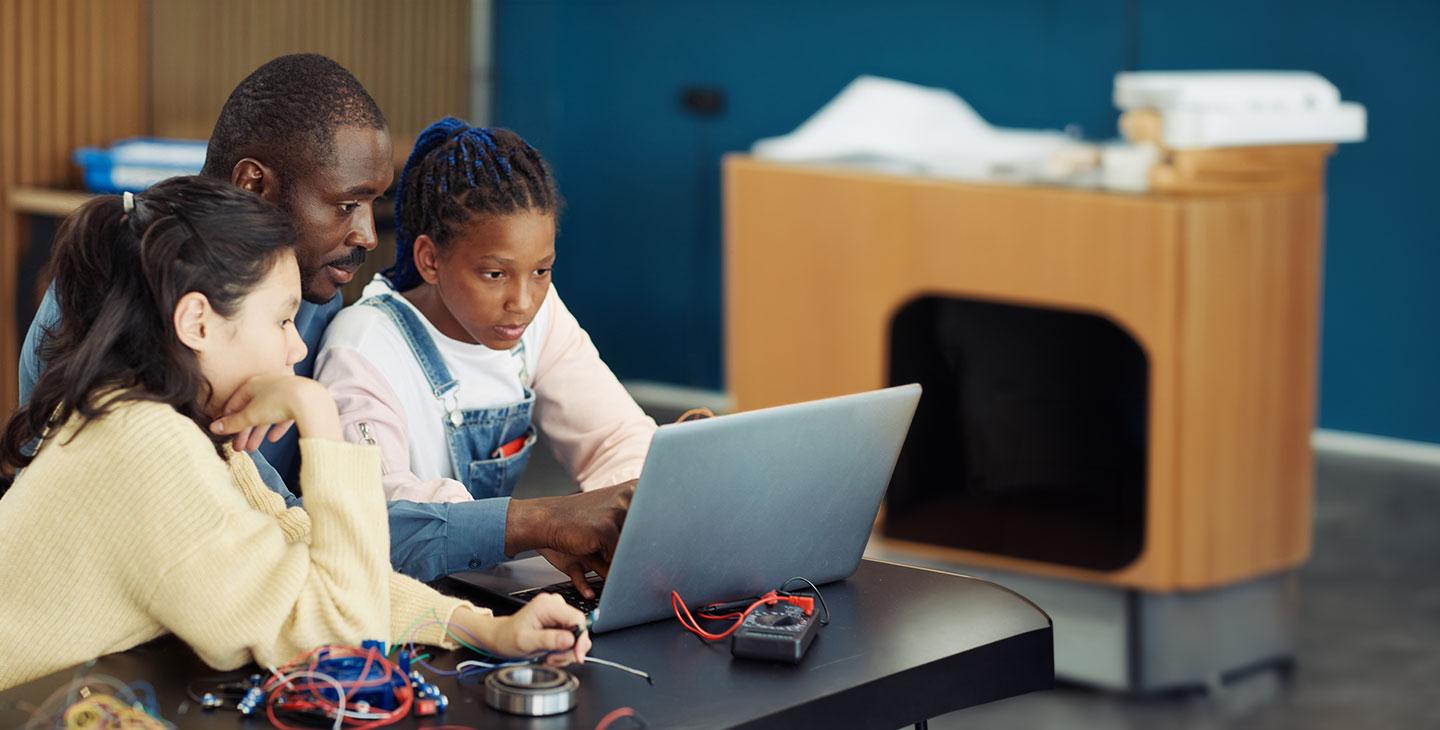 一名Viasat志愿者通过将学童与在线教育资源连接起来，帮助弥合数字鸿沟